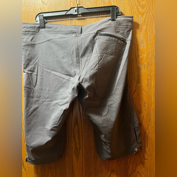 Lucy Bermuda Shorts, draw string. Large - Picture 2 of 3